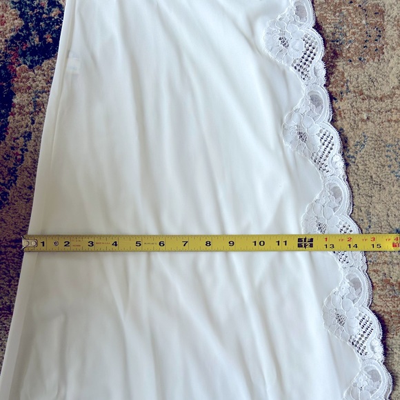 Vintage 1960’s white bridal/maternity shoot/duster robe with lace trim. - Picture 8 of 11